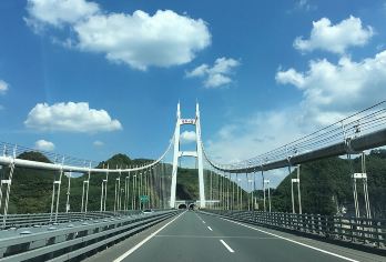 凤凰古城+德夯苗寨【峡谷】+矮寨大桥+悬崖栈道+天问台一日游【湘西美景一网打尽：德夯苗寨-矮寨大桥-玻璃栈道-天问台一次游完，不留遗憾！《纯玩团》】