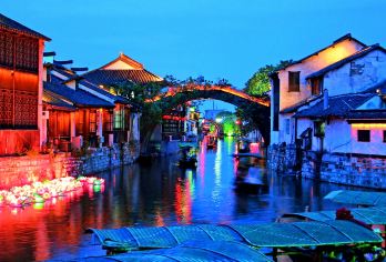 嘉兴乌镇东栅景区+西塘古镇一日游【纯玩上门接双5A水乡】【[畅游双水乡]一个水乡不尽兴，我们特别策划游玩2大5A级水乡古镇，搭配水乡夜景，品质保证】