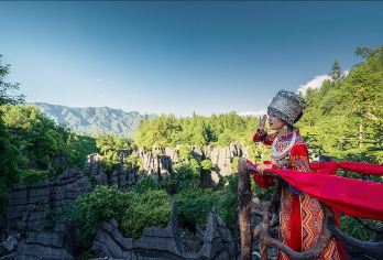 恩施梭布垭石林+土家女儿城半日游【含景交】【穿越时空的奇幻之旅，千姿百态的奇峰异石，漫步石林迷宫，体验探险的乐趣】