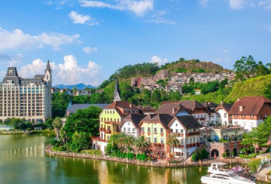 惠州西湖+五矿哈施塔特文旅小镇+红花湖+水东街@私家团上门接【丨漫步湖边，“半城山色半城湖”的美景尽收眼底】