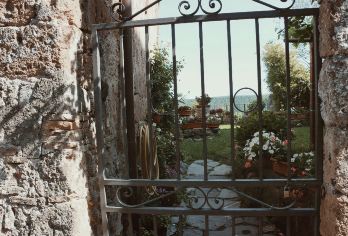 意大利白露里治奥+博尔塞纳湖【动漫现实打卡中文包车10h】【白露里治奥拥有2500多年的历史，由于地震、水土流失等原因已变成陆地上的“孤岛”趁它还在，去看一眼吧】