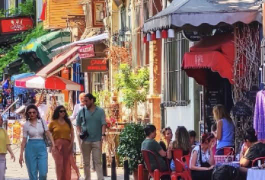 伊斯坦布尔经典老城区一日游|蓝色清真寺|圣索菲亚大教堂|大巴扎【沿着老城区核心路线游览，一天之内即可参观标志性地标。 全程配备中文或英文导游，讲解清晰，节奏舒缓。 提供市中心酒店接送的私人旅游服务，确保行程衔接顺畅，让您享受更轻松的体验。】