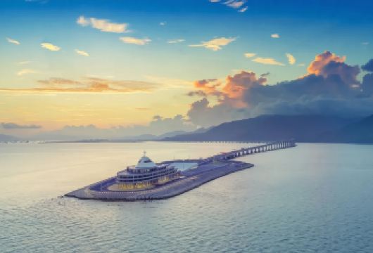 珠海日月贝+渔女+港珠澳大桥游+登蓝海豚岛一日游+私家包团【私家旅行：一单一团，不拼客，享专属旅行； 品质服务：5座/7座车上门接送，专职司机护航】