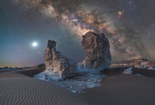 黑白沙漠水晶山观星+国家公园+往返接送【探索黑沙漠，那里有火山和连绵的沙丘。 参观以其耀眼的白色岩层而闻名的白沙漠国家公园。 在远离光污染的满天星空下放松身心。】