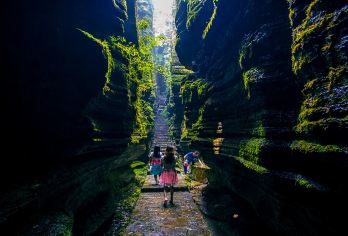 恩施梭布垭石林一日游【含门票+往返车+导游】【亿年石林犹如一座海底迷宫，美轮美奂！】