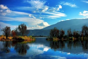 大理西湖+蝴蝶泉+生态廊道一日【品味洱海之美/走进蝴蝶泉边】【在小木船里面摇晃着，慢慢走进风景如画的西湖】