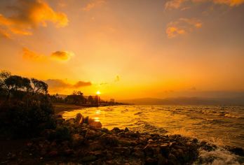 玉溪抚仙湖一日游【网红小镇-深度慢嗨-特色中餐-可选小团】【游览抚海湾湿地公园+西岸禄充+笔架山 · 沐浴阳光沙滩】