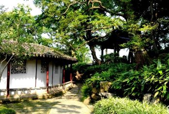 苏州苍浪阁半日游（1.5小时深度讲解）【在宁静的独处中，体验苍浪千年宋代的静谧和精巧的108字形回廊。 深入解读苍浪的联合国教科文组织世界遗产：拥有 108 个独特格子窗的传奇双廊，是框景艺术的杰作。 领略花园的精妙之处：先沿着花园的外围漫步，感受“入园前的风景”设计，领略深刻的建筑理念。】