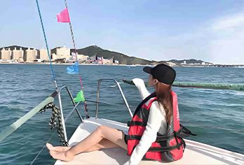 旅顺潜艇博物馆+黄渤海分界线+白玉山+军港+帆船一日活动️️【[私享行程]白玉山直通山上｜帆船出海与海鸥亲密互动｜观大自然之奇-黄渤海分界线｜专注小团高端旅行】