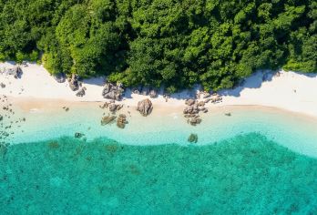 万宁石梅湾+加井岛【游艇/双体帆出海3小时散拼】【岛屿周边海底分布有崎岖多姿的珊瑚礁，品种繁多的水生物与色彩斑斓的热带鱼；】