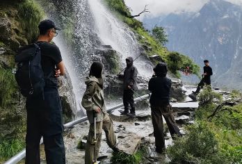 中虎跳+虎跳峡一日游【徒步拼车+每日发+可选丽江/香格里拉】【专线车到点发车，香格里拉两个发车点，回程可选班次，单人可定，每日发车】