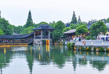 商务车丨英文导游丨上海出发 乌镇西栅1日【[精选景点]乌镇西栅（含游船）深度漫游，体会古镇夜景！】