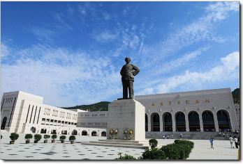 【含导游】杨家岭+枣园+纪念馆+宝塔山星火广场红色专线一日活动【套餐A不足4人、套餐B不足2人时免费升级为4人小团，司机兼向导，含杨家岭和枣园景区耳机或人工讲解。】