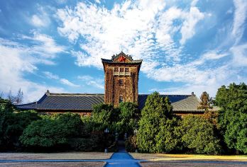 南京大学一日游【可约鼓楼/仙林校区+自由参观漫步百年学府】【探访985高校，感受百年名校（1902年创立）的学术氛围与建筑之美，打卡《建国大业》《致青春》取景地】