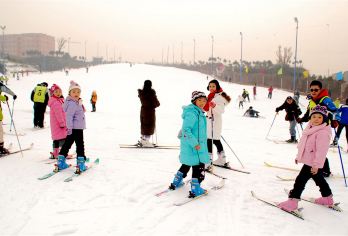 白鹿原滑雪场+白鹿原·白鹿仓一日游*品美食/游周边/玩滑雪 【蓝天下，松涛间，脚踩冰刀，在白鹿原巅自由滑动，自由呼吸】