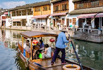 上海上海影视乐园+朱家角古镇景区一日游【探索魔都的前世今生】【上海本地导游，全程服务，带您深度了解上海的前世今生】