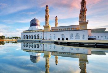 水上清真寺+Kawa红树林【可选拼团 I小团 I 沙滩日落】【在宁静的河流上巡航，近距离观察独特的长鼻猴和其他野生动物，享受四周郁郁葱葱的自然美景。】