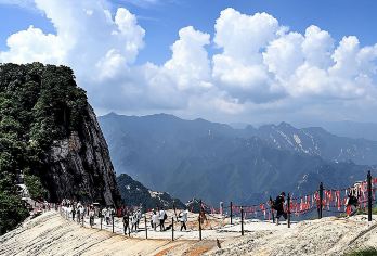 华山一日游【2-8人小团 | 纯玩 . 可打卡网红店】【[轻松出游]2-8人私家小包团，绕城内上门接送，旅途轻松省心】