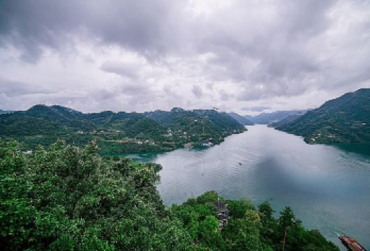 宜昌清江画廊一日游【[产品特色]一生值得体验一次，船在水中行，人在画中游，乘坐游轮欣赏原汁原味的三峡风光!】