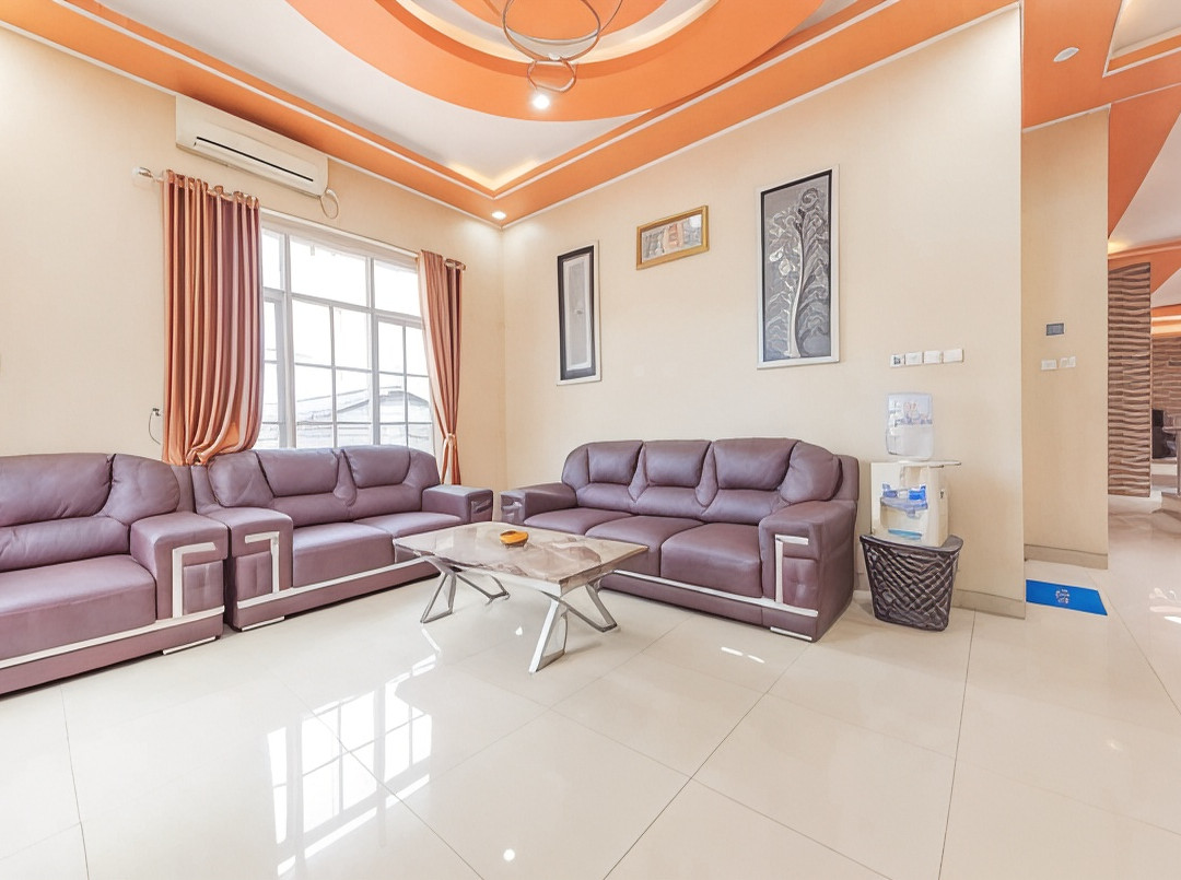 直葛市Urbanview Rifal Home酒店