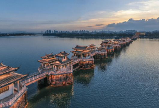 龙湖古寨+潮州古城+广济桥+牌坊街一日游【本地司机带玩】【专享小团服务，上门接送超省心，拒绝大团，全程纯玩带您寻觅潮汕美食！】