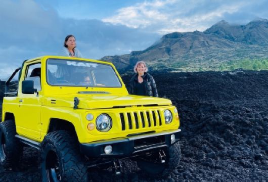 巴厘岛吉普日出之旅【乘坐四驱吉普车，欣赏巴杜尔火山的壮丽日出——无需徒步，只需体验惊险刺激的越野探险，即可登顶。探索独特的黑色火山熔岩原，并在导游的指导下拍摄精彩照片。日出之旅结束后，在风景如画的种植园享用清淡的早餐和咖啡小憩。】