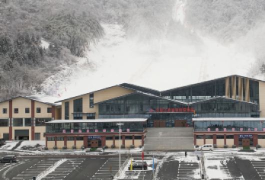 霍山大别山滑雪一日游【含雪票·雪鞋·头盔·雪仗，优美风景！】【[滑的放心]纯玩团，随车贴心服务，直达滑雪场地，放心出行，透明行程】