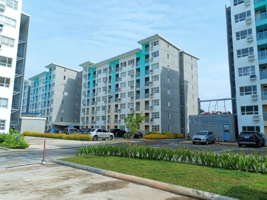 Spacious 36Sqm Studio with 65  TV Netflix Karaoke and Pool Access Near Airport and Samal Ferry