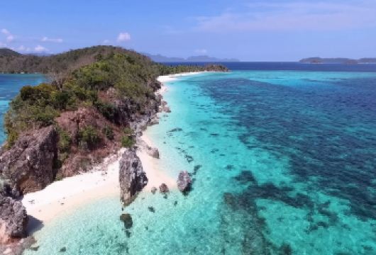 菲律宾科隆岛跳岛游沙滩线｜香蕉岛+布洛多斯海滩+午餐+接送【原生态海岛风光：Malcapuya Island沙滩细软，海水清澈，适合悠闲漫步和海边放松。】