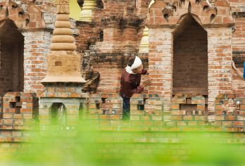 腾冲接送瑞丽莫里莫里瀑布+一寨两国+姐告口岸+独树成林一日游【[边境小城]迷人的边陲小镇，属于瑞丽的异域风情；】