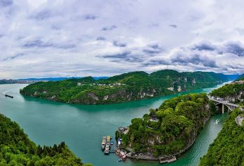 两坝一峡畅游宜昌丨车去船回【过船闸丨游三峡丨可选东站接】【[产品特色]车去船回市内定点接送，乘三峡游轮畅游西陵峡风光，船过葛洲坝船闸，体验水落船低！】