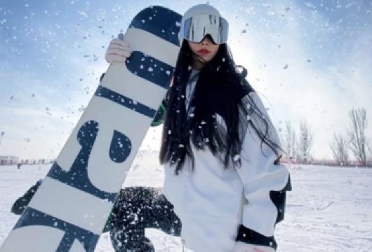 哈尔滨帽儿山滑雪一日游【初级、初中级、中级等多个雪道任选】【[设施完善]免费配备雪鞋、雪板、雪仗并拥有观光索道吊椅，魔毯，拖牵多种传送设施供您选择】