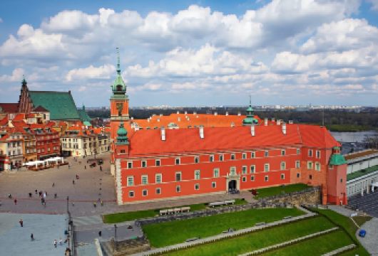 华沙老城一日游【行程可定制】【漫赏华沙四重皇家风华，从维拉努夫宫的宫廷雅致，到瓦津基宫的园林诗意，一日尽揽波兰王室底蕴与市井烟火】
