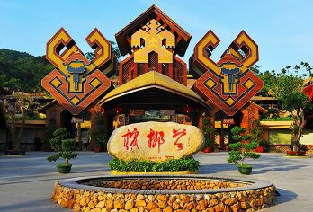 三亚海南槟榔谷黎苗文化旅游区一日游【大巴团含门票 定点集合】【三亚槟榔谷景区是海南黎苗文化主题公园，以原生态村落、非遗展示和热带雨林为特色，可体验民族风情、传统技】