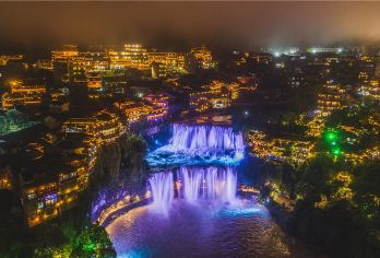 凤凰古城+芙蓉镇+红石林【上门接纯玩/6人团/无购物】【1、精致包车团两人起发，独立成团，绝无加价，无自费】