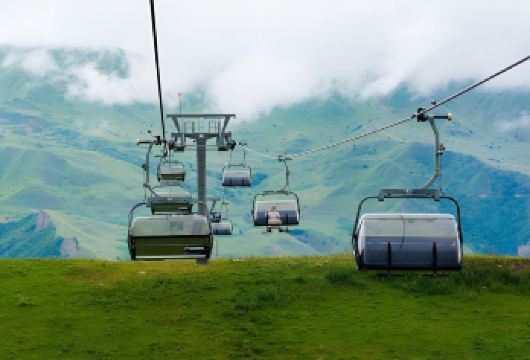 阿塞拜疆自然之旅 - 古巴、沙赫达格山度假村、糖果手杖【游览阿塞拜疆**的自然风光 / 惊叹于阿塞拜疆高加索地区的壮丽景色。 糖果山：童话般的体验 / 继续前往沙赫达格休闲中心，享受无尽的乐趣： 在古巴享用午餐，并在沙赫达格探险 / 巴库免费夜游】