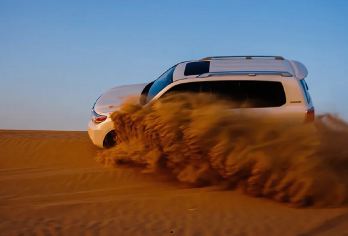 迪拜沙漠冲沙半日游【拼车/包车可选】【激情冲沙体验——专业司机驾驶4x4越野车，挑战60°沙丘俯冲，感受沙漠版