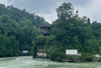 青城山+都江堰 晚上可看蓝眼泪 一日游 2-8人拼团/包车【夜景蓝眼泪•西街•古城墙，足够自由活动时间，尽享美拍体验~】
