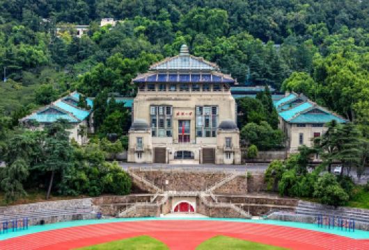 【金牌说】武汉大学讲解 2.5H 大咖讲师 8人小团【[金牌导游讲师团]他们博古通今，幽默睿智，善于挖掘文物背后的故事，用有趣的方式还原历史真相；】