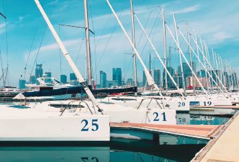 山东青岛帆船观光+驾驶体验【专业教练指导/可选时长/班次多】【深度互动体验： 专业教练指导，亲手体验掌舵，真正感受驾驶乐趣。】