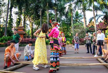 【一日穿越两族】基诺山寨+曼掌村纯玩小团一日游丨赏基诺大鼓【王炸民族组合，高性价比： 一次出行即可领略版纳两大具代表性民族的文化，比分开预订更划算，省士省心省力】