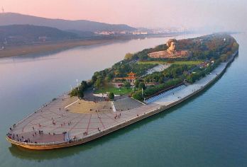 湖南博物院+岳麓书院+爱晚亭+橘子洲一日游【16人精致小团】【[美食长沙]：嗦一碗长沙米粉，打卡百年老店[火宫殿总店]，体验繁华中心400年庙殿】