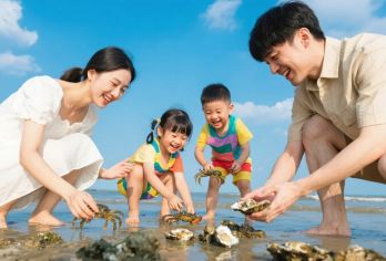 【赶海+帆船大团】厦门小嶝岛一日游限时特惠含接送工具+海鲜餐【[体验式旅行]专业渔民讲解，体验渔民生活劳作，亲子的海滩乐园，赶海古法拉地笼捕螃蟹，挖海蛎】