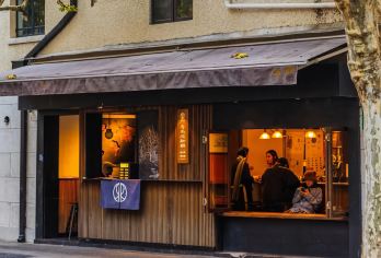 上海漫游梧桐树下包团半日游（武康路+武康大楼+上生新所）【漫步武康路赏老建筑，逛武康庭寻文艺角落，打卡上生新所，感受上海历史与潮流交织之美。】