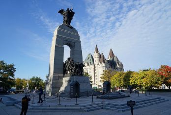 渥太华国家战争纪念碑+加拿大最高法院+国会山+拜沃德市场【精品包车，私享空间，上门接送，轻松出行】