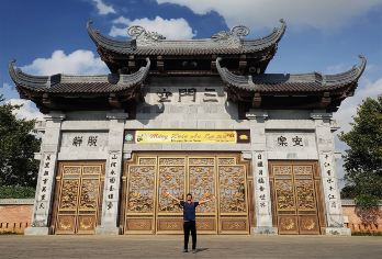 Bai Dinh – 长安 – 来自越南河内【探索白亭寺——东南亚*大的佛塔，以500尊罗汉像、36吨重的钟和100吨重的佛像而闻名。 长安乘船之旅（联合国教科文组织）——1.5-2 小时，欣赏壮丽的洞穴隧道、石灰岩山脉以及电影《金刚：骷髅岛》的拍摄地。 在 Cozy Vietnam 餐厅享用豪华套餐或自助餐，同时欣赏宁平全景。】