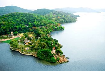 从上海出发的无锡一日私人游，包含灵山大佛和太湖。【世界*高的户外青铜佛像——惊叹于高达 88 米的灵山大佛，以及与之相映成趣的山湖。 探索元头竹独特的岩石地貌，这些地貌延伸至中国第三大淡水湖。 参观以敦煌壁画和东阳木雕为特色的梵宫。】