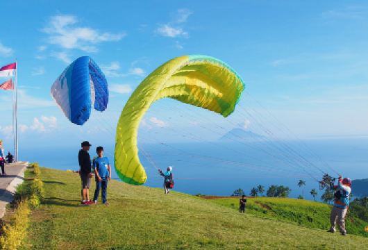印尼美娜多一日游旅游漂流滑翔伞恐怖市场五色湖花园餐厅漂流火山【享受滑翔时光，边飞翔边拍摄，保存珍贵回忆】
