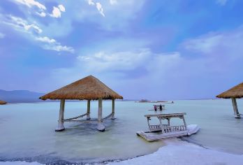 新疆盐湖景区+新疆国际大巴扎一日游【精品包车游】【[专车接送]专车无忧往返接送，可加购导游】