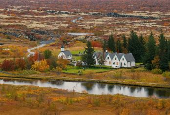 中文团冰岛黄金圈经典一日游火山口湖国家公园间歇泉黄金瀑布【探索Kerið火山口湖，感受6500年前火山喷发留下的壮观自然遗迹。】